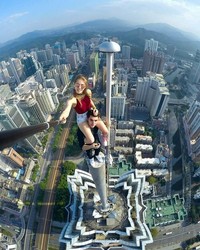 Deretan foto ini menampilkan aksi orang-orang di ketinggian. Melihatnya bikin takut dan lutut lemas, apalagi bagi pengidap acrophobia. Jangan ditiru!