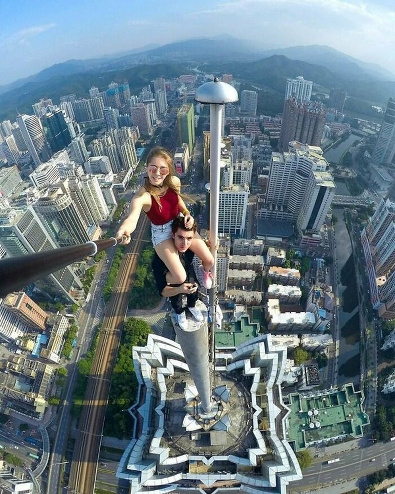 Deretan foto ini menampilkan aksi orang-orang di ketinggian. Melihatnya bikin takut dan lutut lemas, apalagi bagi pengidap acrophobia. Jangan ditiru!