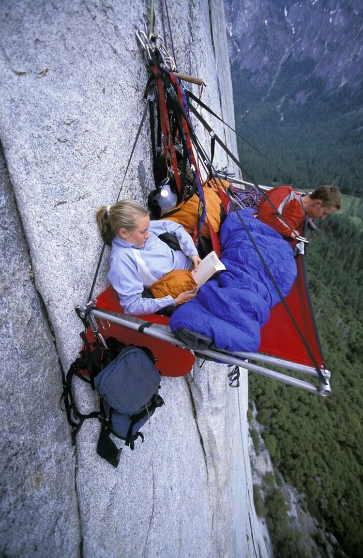 Deretan foto ini menampilkan aksi orang-orang di ketinggian. Melihatnya bikin takut dan lutut lemas, apalagi bagi pengidap acrophobia. Jangan ditiru!