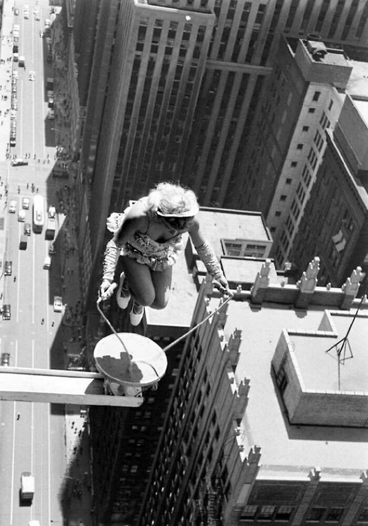Deretan foto ini menampilkan aksi orang-orang di ketinggian. Melihatnya bikin takut dan lutut lemas, apalagi bagi pengidap acrophobia. Jangan ditiru!