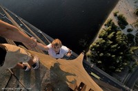 Deretan foto ini menampilkan aksi orang-orang di ketinggian. Melihatnya bikin takut dan lutut lemas, apalagi bagi pengidap acrophobia. Jangan ditiru!
