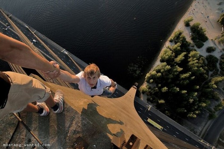 Deretan foto ini menampilkan aksi orang-orang di ketinggian. Melihatnya bikin takut dan lutut lemas, apalagi bagi pengidap acrophobia. Jangan ditiru!