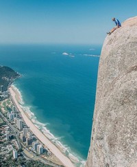 Deretan foto ini menampilkan aksi orang-orang di ketinggian. Melihatnya bikin takut dan lutut lemas, apalagi bagi pengidap acrophobia. Jangan ditiru!