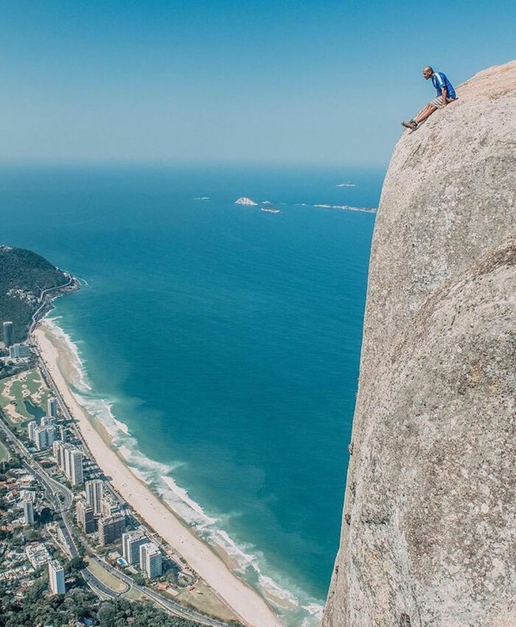 Deretan foto ini menampilkan aksi orang-orang di ketinggian. Melihatnya bikin takut dan lutut lemas, apalagi bagi pengidap acrophobia. Jangan ditiru!