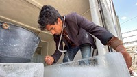 Ibu kota Yaman, Sanaa, melihat permintaan es dan AC yang belum pernah terjadi sebelumnya karena kota semakin panas dan suhu mencapai rekor tertinggi.