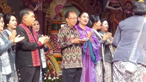 Gubernur Bali Wayan Koster menargetkan penurunan angka stunting hingga 2 persen pada 2025. Hal ini diungkapkan saat membuka acara hari jadi Ikatan Bidan Indonesia (IBI) Bali, Minggu (6/8/2023).