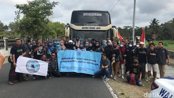 Para honorer nakes dan non nakes sektor kesehatan bersiap mengikuti aksi damai di Jakarta. Foto diambil di sekitar wilayah Wates, Kulon Progo, DIY, Minggu (6/8/2023).