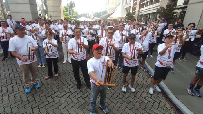IFG Festival Harmoni 2023 Resmi Ditutup Deputi Bidang Sumber Daya Manusia Kementerian BUMN Tedi Bharata (dari kedua kiri), bersama Asisten Deputi Bidang Asuransi dan Dana Pensiun Kementerian BUMN Anindita Eka Wibisono, Direktur Utama Indonesia Financial Group (IFG) Hexana Tri Sasongko, didampingi sejumlah Kepala Divisi IFG dan anak usaha membuka acara closing ceremony Festival Harmoni IFG 2023, di Jakarta, Minggu (6/8/2023).