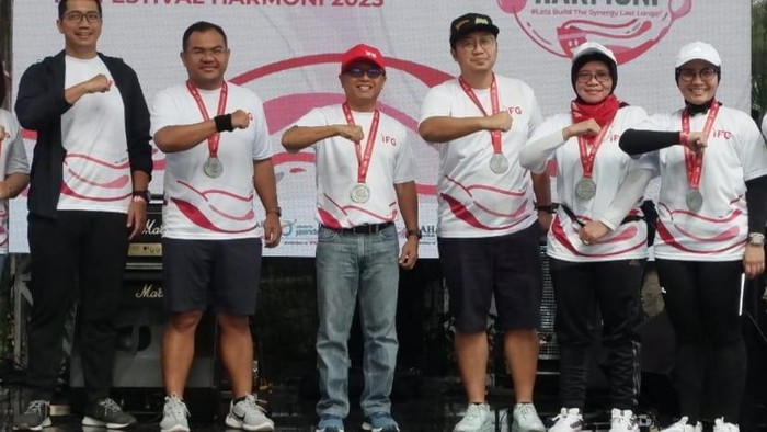 IFG Festival Harmoni 2023 Resmi Ditutup Deputi Bidang Sumber Daya Manusia Kementerian BUMN Tedi Bharata (dari kedua kiri), bersama Asisten Deputi Bidang Asuransi dan Dana Pensiun Kementerian BUMN Anindita Eka Wibisono, Direktur Utama Indonesia Financial Group (IFG) Hexana Tri Sasongko, didampingi sejumlah Kepala Divisi IFG dan anak usaha membuka acara closing ceremony Festival Harmoni IFG 2023, di Jakarta, Minggu (6/8/2023).