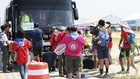 Anggota pramuka AS berkumpul untuk naik bus meninggalkan perkemahan Jambore Pramuka Dunia di Buan, Korea Selatan, Minggu (6/8/2023). Badan pramuka dunia mendesak Korea Selatan untuk mempersingkat Jambore Pramuka Dunia karena ribuan pramuka mulai meninggalkan perkemahan akibat gelombang panas yang menyiksa. AP/Choe Young-soo 