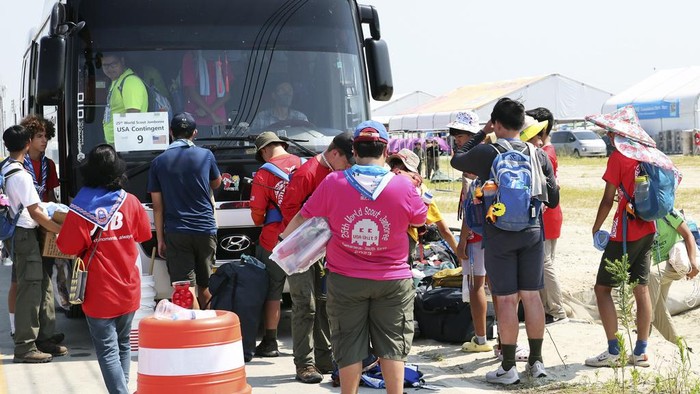 Jambore Pramuka Korsel Terancam Dipersingkat Akibat Cuaca Panas U.S. scout members gather to get on a bus to leave the World Scout Jamboree campsite in Buan, South Korea, Sunday, Aug. 6, 2023. South Korea is plowing ahead with the World Scout Jamboree, rejecting a call by the world scouting body to cut the event short as a punishing heat wave caused thousands of British scouts to begin leaving the coastal campsite Saturday. American scouts are expected to leave over the weekend. (Choe Young-soo/Yonhap via AP)