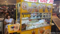 Kalau ingin sensasi minuman yang hangat, ada juga penjual wedang ronde. Namanya Fantasi Ronde Jahe yag memiliki beragam varian menu. Foto: detikFood/Yenny Mustika Sari