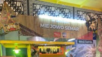Sajian bakmi Jawa juga patut dicoba ketika kulineran di JF3 Food Festival 2023. Gerai Mie Jowo Semar bisa kamu kunjungi kalau rindu dengan bakmi Jawa yang autentik. Foto: detikFood/Yenny Mustika Sari