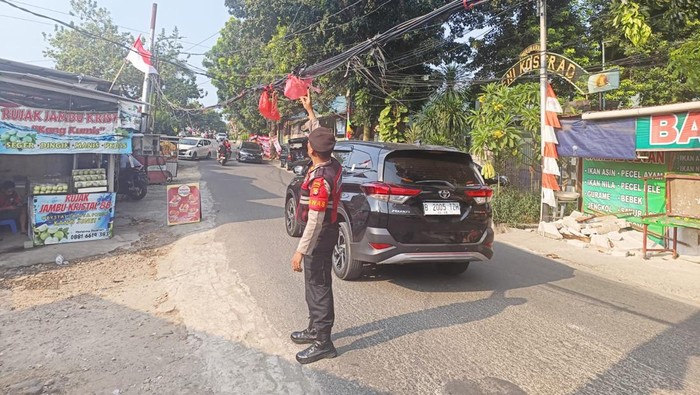 Kabel menjuntai di Jagakarsa, Jaksel
