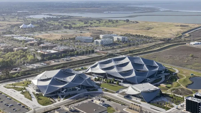 Kantor Pusat Google di Bay View dengan pemandangan San Francisco Bay di kejauhan.