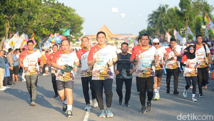 Kapolda Riau Irjen M Iqbal berlari bersama peserta Riau Bhayangkara Run.
