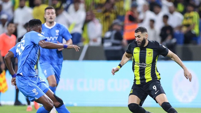 Al Ittihad kalah dari Al Hilal 1-3 pada perempatfinal Arab Club Champions Cup. Karim Benzema gagal mencetak gol dari titik putih di laga tersebut.