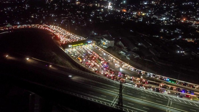 Kemacetan di ruas Tol Purbaleunyi Kendaraan terjebak kemacetan di Simpang Susun Cileunyi, Kabupaten Bandung, Jawa Barat, Minggu (6/8/2023). Kemacetan panjang yang terjadi di Ruas Jalan Tol Purbaleunyi hingga Simpang Susun Cileunyi dan jalan arteri tersebut diakibatkan oleh kecelakaan truk yang terbalik di KM 151 Tol Purbaleunyi sejak sore hari. ANTARA FOTO/Raisan Al Farisi/nz