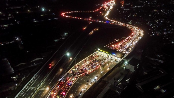 Kendaraan terjebak kemacetan di Simpang Susun Cileunyi, Kabupaten Bandung, Jawa Barat, Minggu (6/8/2023). Kemacetan panjang yang terjadi di Ruas Jalan Tol Purbaleunyi hingga Simpang Susun Cileunyi dan jalan arteri tersebut diakibatkan oleh kecelakaan truk yang terbalik di KM 151 Tol Purbaleunyi sejak sore hari. ANTARA FOTO/Raisan Al Farisi/nz
