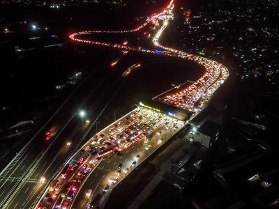 Potret Kemacetan Tol Purbaleunyi Imbas Kecelakaan Truk