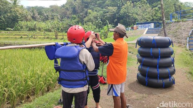 Keseruan river tubing di saluran irigasi Ciamis.