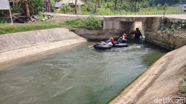 Keseruan river tubing di saluran irigasi Ciamis.