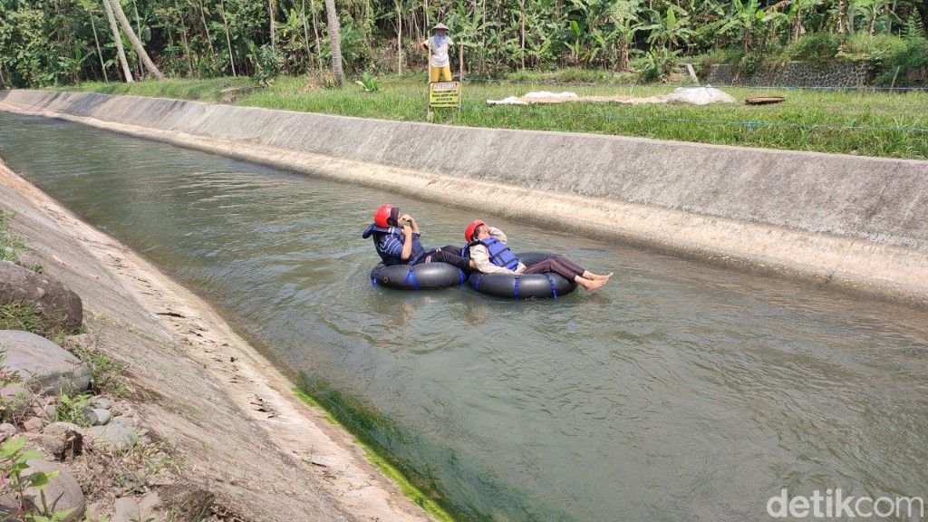 Keseruan river tubing di saluran irigasi Ciamis.