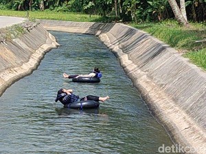 Keseruan Fun Tubing, Menelusuri Saluran Irigasi Bantarheulang Ciamis