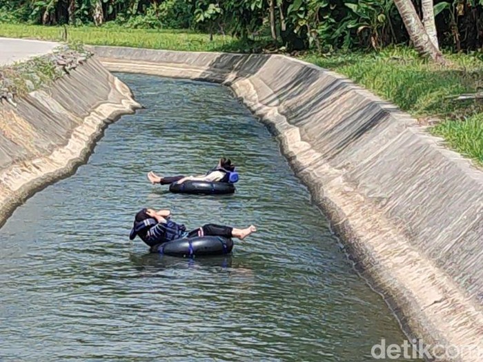 Keseruan river tubing di saluran irigasi Ciamis.