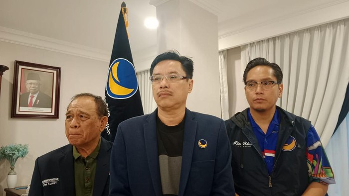 Ketua DPW NasDem Sumut, Iskandar (tengah). (Foto: Dok NasDem)