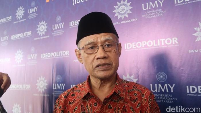 Ketua Umum PP Muhammadiyah Prof. Haedar Nashir saat memberikan keterangan di Kampus UMY, Kasihan, Bantul, Minggu (6/8/2023).