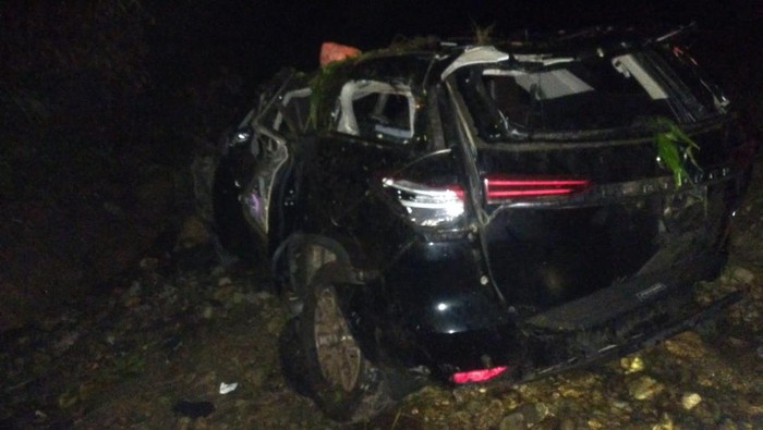 Kondisi mobil usai  jatuh ke jurang di Toba, Sumut. (Dok. Satlantas Polres Toba).