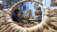Aneka jenis kerajinan dan aksesoris berbahan baku tanaman eceng gondok seperti keranjang, kotak tisu, lampion, alas piring, alas gelas, nampan, tas, vas bunga, sandal dan kotak gelas tersebut dijual Rp15 ribu sampai Rp350 ribu per buah dan dipasarkan ke Jakarta, Bali, Medan, Lampung, Pekanbaru, Balikpapan dan Yogyakarta. 