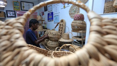 Kreatif, Eceng Gondok Diubah Jadi Kerajinan Bernilai Jual Tinggi