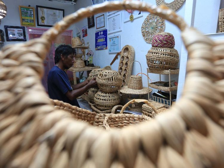 Kreatif, Eceng Gondok Diubah Jadi Kerajinan Bernilai Jual Tinggi