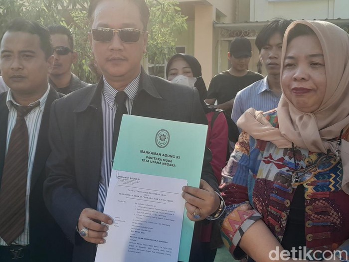 Kuasa hukum warga Cluster Alexandria, Sofhuan Yusfiansyah menunjukkan bukti telah mengajukan permohonan uji materi