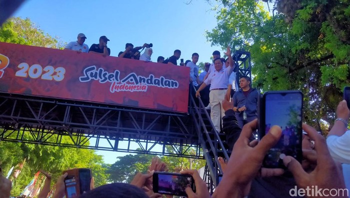 Menteri Pertahanan Prabowo Subianto saat menghadiri jalan sehat di Makassar.