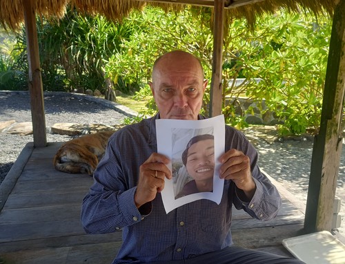 Michael Brent Chesney saat menunjukkan foto karyawannya di Vila Seraya, Karangasem, yang menggelapkan uang hasil penjualan mobil sebesar Rp 93 juta, Minggu (6/8/2023). (I Wayan Selamat Juniasa)