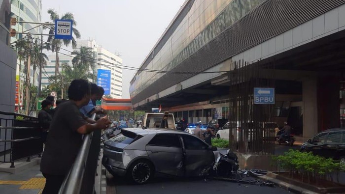 Mobil listrik kecelakaan di Jl Rasuna Said Jaksel