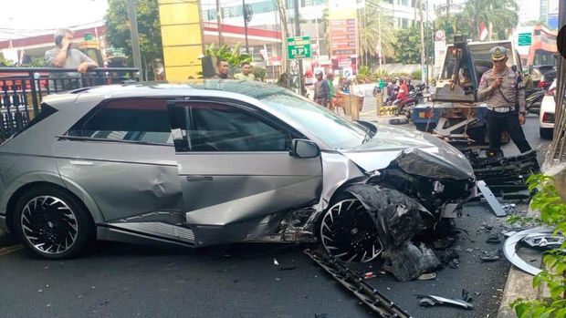Mobil listrik kecelakaan di Jl Rasuna Said Jaksel