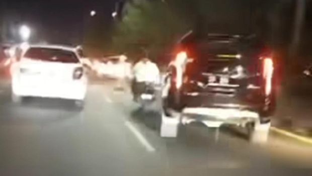 Mobil pajero hitam di Makassar berkendara ugal-ugalan.