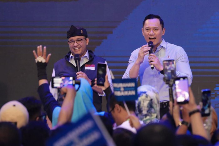 Momen AHY-Anies Terima Curhatan Warga Bandung