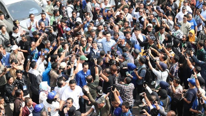 Momen AHY-Anies Terima Curhatan Warga Bandung