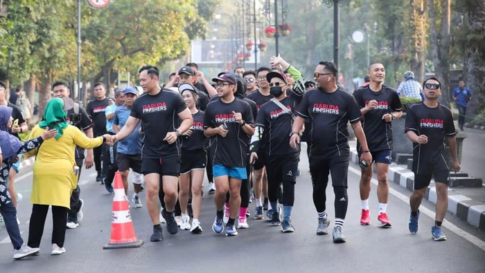 Momen AHY Jogging di Bandung Ajak Anak Muda Hidup Sehat Ketum Partai Demokrat Agus Harimurti Yudhoyono (AHY) olahraga di kawasan CFD Bandung. AHY menekankan bagi anak muda pentingnya menyempatkan berolahraga.