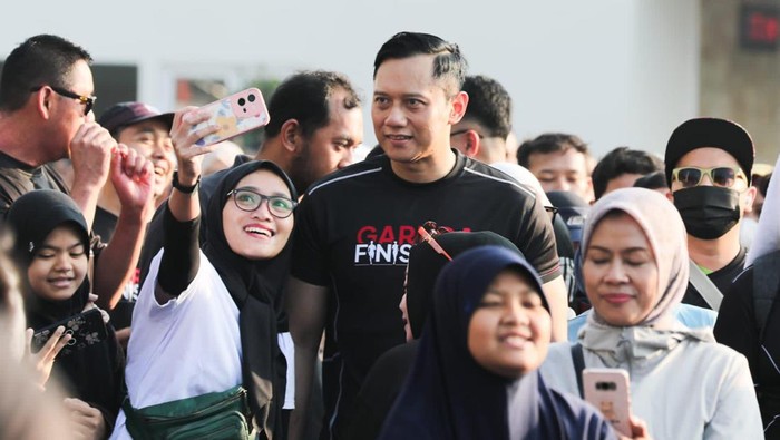 Momen AHY Jogging di Bandung Ajak Anak Muda Hidup Sehat Ketum Partai Demokrat Agus Harimurti Yudhoyono (AHY) olahraga di kawasan CFD Bandung. AHY menekankan bagi anak muda pentingnya menyempatkan berolahraga.