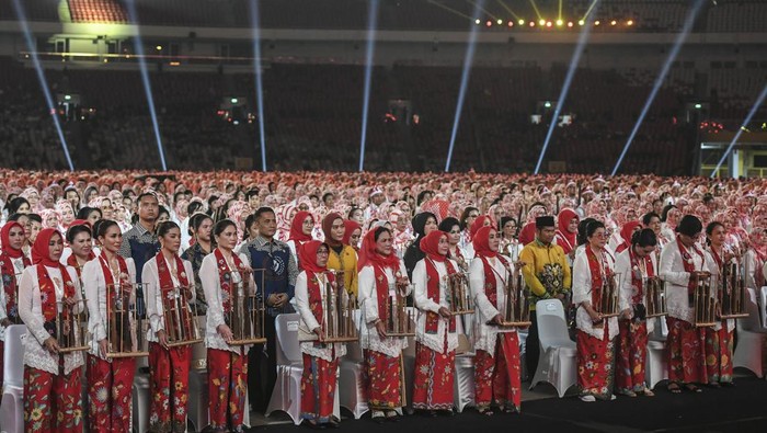 Belasan ribu peserta memainkan angklung saat pemecahan rekor dunia pagelaran angklung di Stadion Utama Gelora Bung Karno, Jakarta, Sabtu (5/8/2023). Pagelaran angklung yang diikuti 15.110 peserta itu berhasil mencatatkan rekor dunia dari Guinness World Records. ANTARA FOTO/Hafidz Mubarak A/Pool/aww.