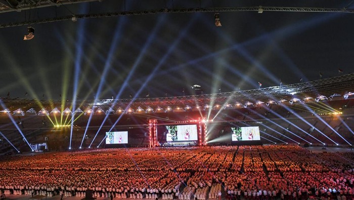 Belasan ribu peserta memainkan angklung saat pemecahan rekor dunia pagelaran angklung di Stadion Utama Gelora Bung Karno, Jakarta, Sabtu (5/8/2023). Pagelaran angklung yang diikuti 15.110 peserta itu berhasil mencatatkan rekor dunia dari Guinness World Records. ANTARA FOTO/Hafidz Mubarak A/Pool/aww.