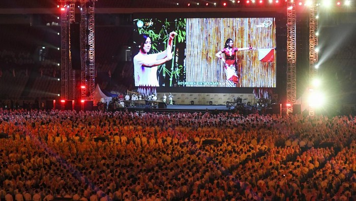 Momen Indonesia Pecahkan Rekor Pagelaran Angklung Terbesar di Dunia Belasan ribu peserta memainkan angklung saat pemecahan rekor dunia pagelaran angklung di Stadion Utama Gelora Bung Karno, Jakarta, Sabtu (5/8/2023). Pagelaran angklung yang diikuti 15.110 peserta itu berhasil mencatatkan rekor dunia dari Guinness World Records. ANTARA FOTO/Hafidz Mubarak A/Pool/aww.