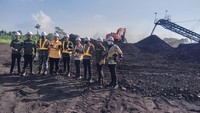 Wamendag bersama jajaran direksi sekaligus pendiri PT Gorby Putra Utama berfoto langsung di atas lahan tambang.