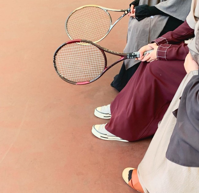 Setelan busananya yang syar’i dilengkapi dengan sneakers putih. “Yang penting kontennya, mainnya mah gak terlalu prioritas,” tulis Natasha Rizky di Instagram. Foto: Dok. Instagram @natasharizkynew